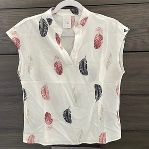 SALE🌺New Feather print vneck white blouse Sz S